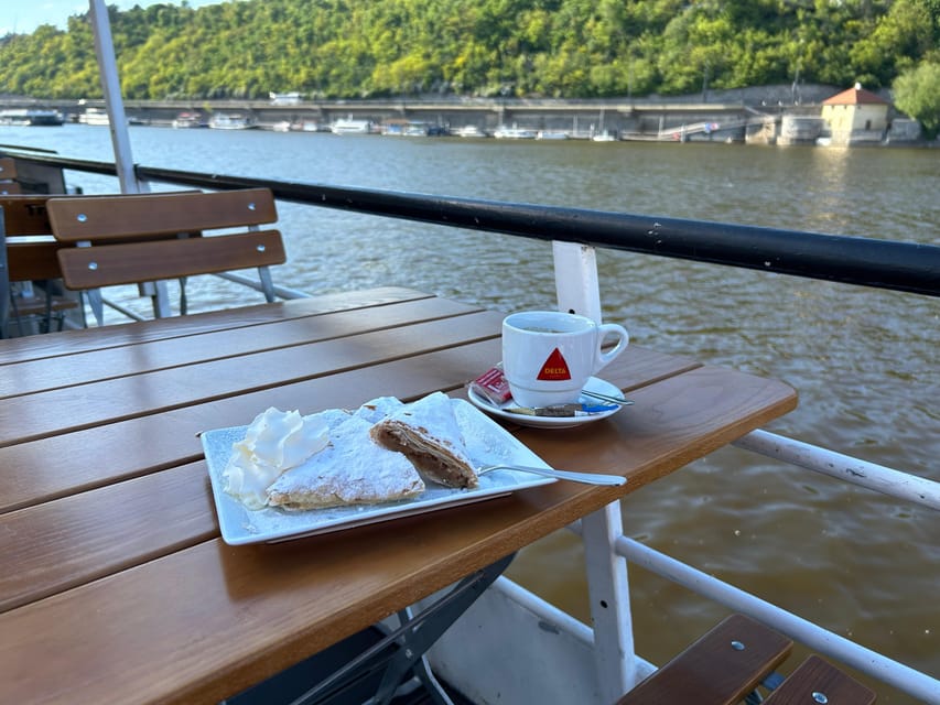 1 hour boat cruise with fragrant coffee and homemade strudel - Quick highlights (what makes it worth your time)