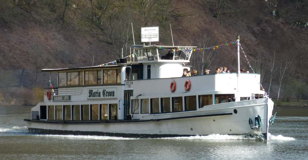 1 hour boat cruise with fragrant coffee and homemade strudel - Sighting cruise by Charles Bridge arches: the view trick you’ll feel right away