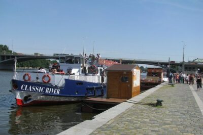 1 hour Prague Panoramic Vltava River sightseeing Cruise - English audio plus Wi‑Fi QR guide: how you’ll actually hear the story