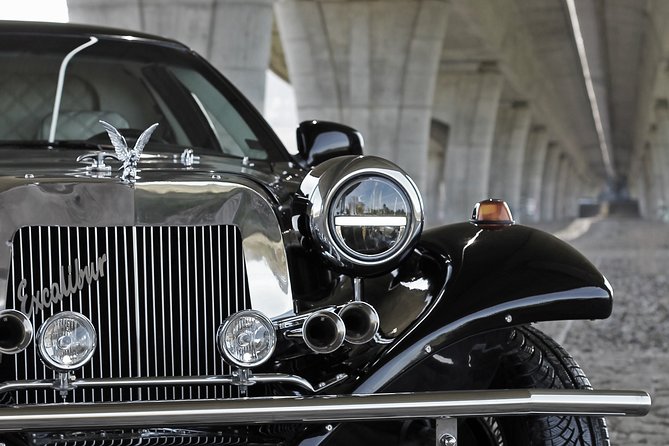 1 hour ride in vintage limousine - Champagne in the cabin: why the drink changes the whole ride