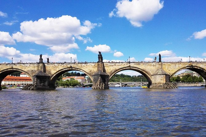 2:5-Hour Walking Tour of Old Town Prague with Boat Ride - Vltava sightseeing cruise: views, drink, and the bridge-under experience