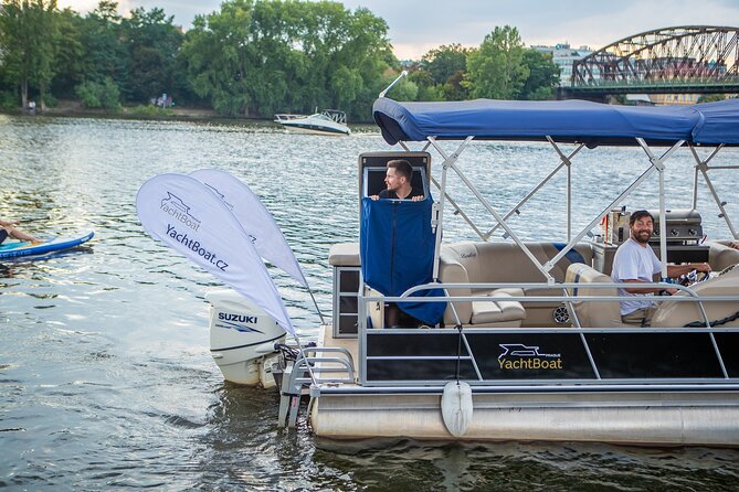 3 Hours Prague Private Boat Cruise Beer or Prosecco Unlimited - Family celebration or friends night out: who this cruise suits best