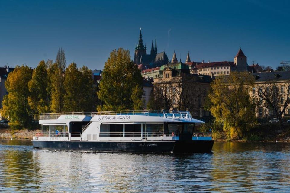 City Sightseeing Prague HOHO Bus, Castle Tour + River Cruise - Red Line and Blue Line: your plan for seeing both Prague and the castle area