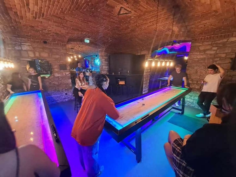 Crew Bar Prague: Open bar, ping pong or shuffleboard game - A one-hour game-and-drinks plan in the heart of Prague
