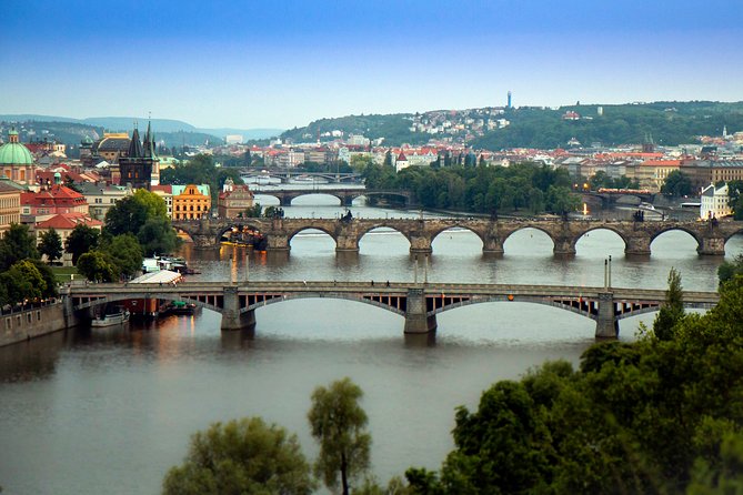 Ebike Prague Tour - Crawling Babies (David Cerný) and modern Prague moments