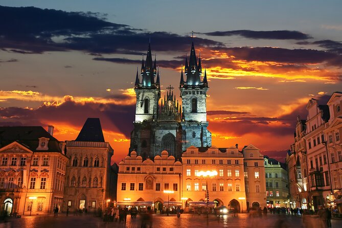 Evening View Walk in Prague - Prague Castle after dark: St. Vitus and the gas-lamp alleys