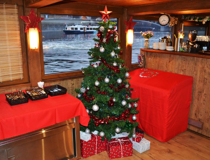 Exclusive Christmas cruise with Christmas Eve buffet - Who should book this Christmas Eve cruise?