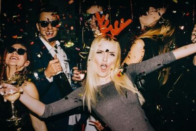 New Year's Eve Pub Crawl in Prague, end at KarLovy Lazne - Getting started: Týnská meetup and the flow into the crawl