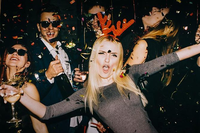 New Year's Eve Pub Crawl in Prague, end at KarLovy Lazne - Getting started: Týnská meetup and the flow into the crawl