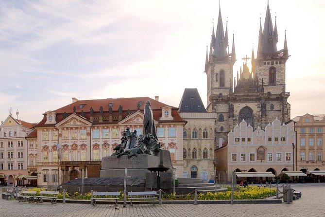 Pedestrian tour of Prague in Spanish - Key Points You’ll Care About