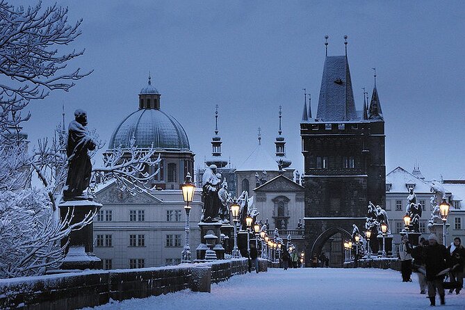 Pedestrian tour of Prague in Spanish - Old Town Square: Gothic, Baroque, and the Story in Between