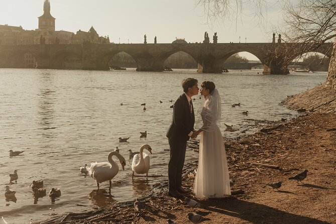 Photographer in Prague, private photoshoot - Charles Bridge and Malá Strana Streets: Posing While the City Moves