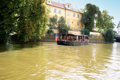 Prague: 1.5-Hour River Boat Cruise and Guided Tour - Little Venice and unique angles: what the Çertovka loop gives you