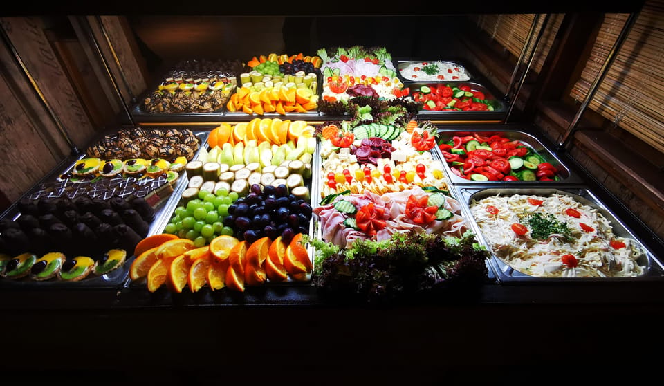 Prague: 1-hour Cruise with Audio Guide - Food and drinks on the deck: what’s included vs. what’s not