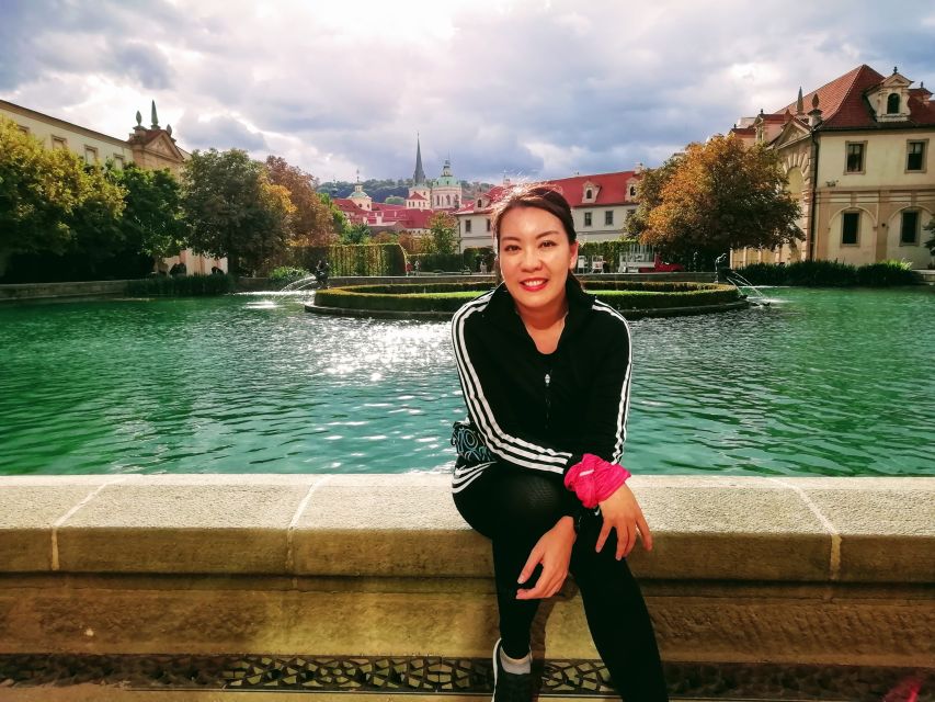 Prague 1-Hour Sight Running Tour - Included extras that matter: photos and water