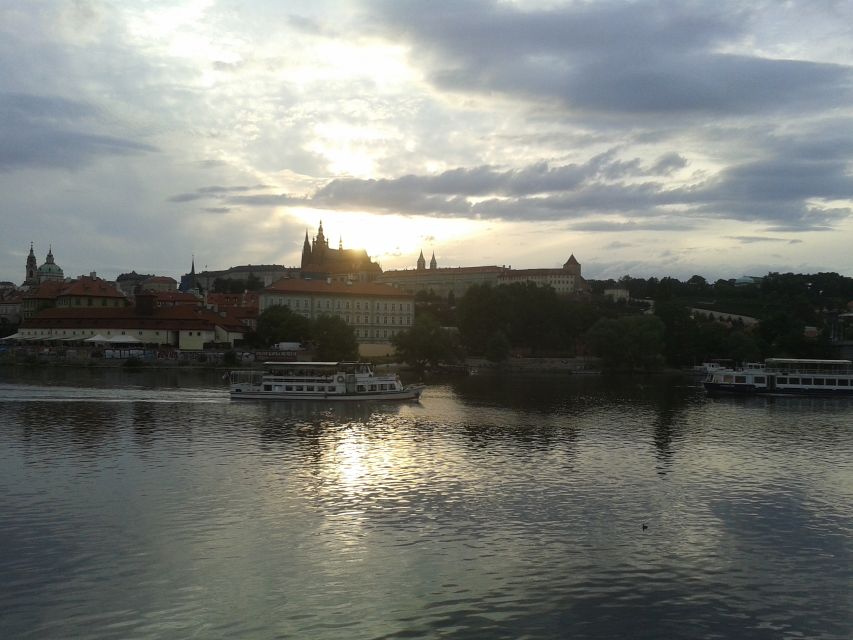 Prague: 3-hour Evening River Cruise with Dinner - Vltava at Night: Why This 3-Hour Format Works