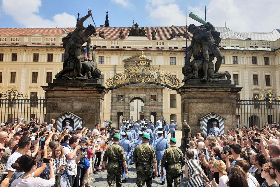 Prague: 6-Hour Tour with River Boat Cruise and Lunch - Lunch Back in Old Town: a real break before the river cruise