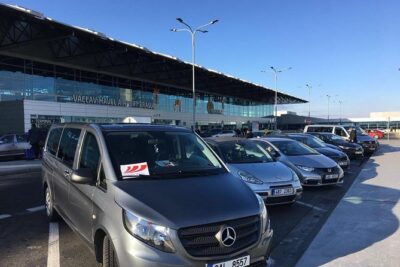 PRAGUE AIRPORT - CITY TRANSFERS in Spanish - Vehículos con aire acondicionado, Wi‑Fi y agua: comodidad útil, no decorativa