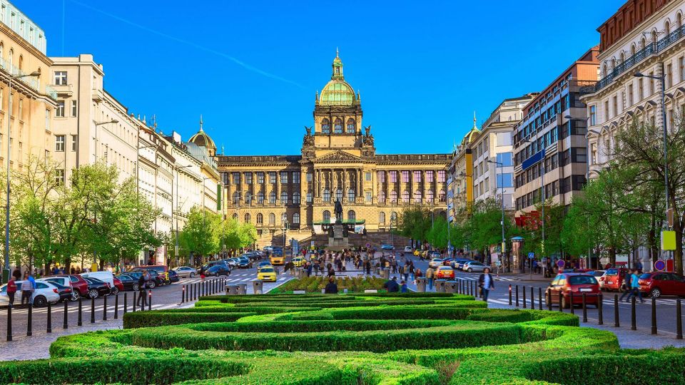 Prague Audioguide - TravelMate app for your smartphone - Offline vs Online Listening: Plan for Data and Battery