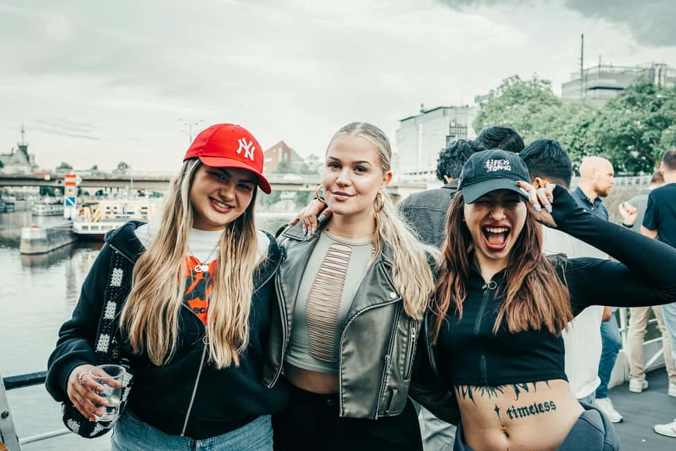 Prague: Booze Cruise with Open Bar and Duplex Entry - Key things you’ll notice