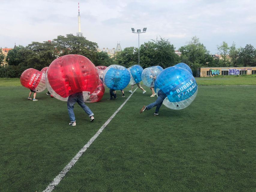 Prague: Bubbles football - Zorb Football in centrum - Finding the meeting point with the huge brown gate trick