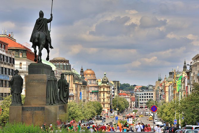 Prague: Bus Tour, Walking Tour, River Cruise and Lunch - Lunch in Mala Strana: a break with good location logic