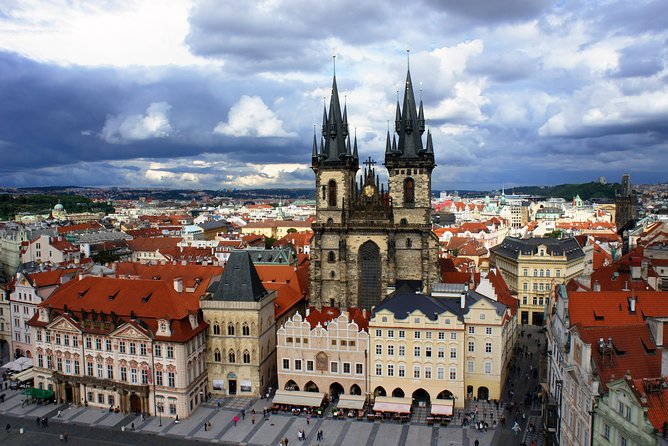 Prague: Bus Tour, Walking Tour, River Cruise and Lunch - The guide experience: names, styles, and the bilingual wrinkle