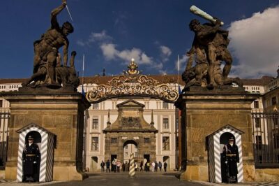 Prague Castle And Castle Grounds Walking Tour in french - Getting Oriented: Meeting Point and How the Tour Moves
