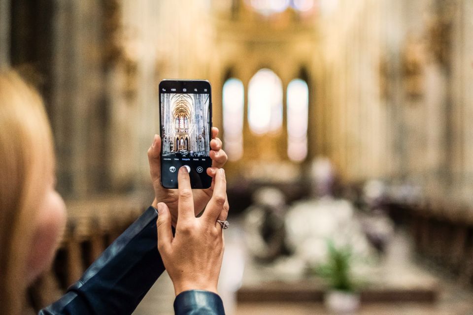 Prague: Castle, National Museum & Town Hall Tickets & Audio - Using the online audio guide on your smartphone (and avoiding battery doom)