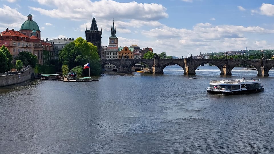 Prague Castle tour - Courtyards and Gardens: Why This Tour Includes More Than One Landmark
