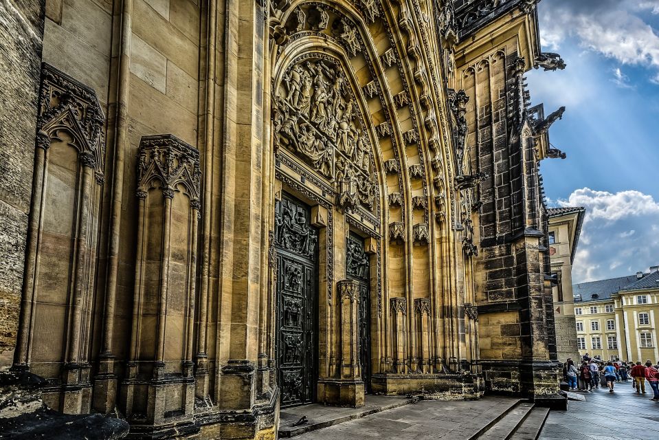 Prague Castle Tour With Tickets - The Spanish guide: explanations, patience, and a pace you can live with