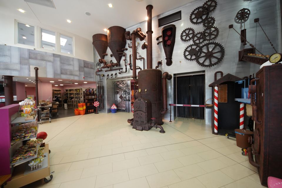 Prague: Chocotopia Chocolate Factory Tour Ticket + Workshop - The Mexican plantation scene, parrots, and cacao tasting