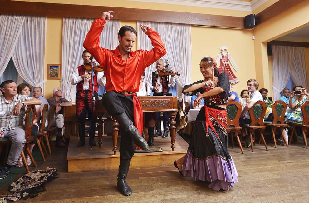 Prague: Folk Dancing Dinner Experience - The 6:45 PM Pickup: How the Night Starts Smoothly