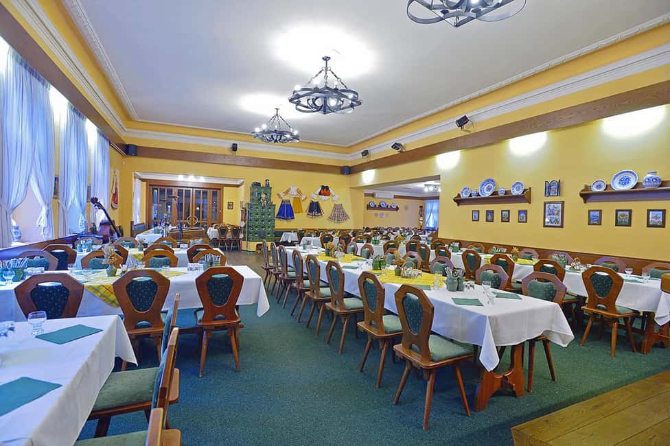 Prague: Folk Dancing Dinner Experience - Entering the Decorated Restaurant: Music and Dancing as the Centerpiece