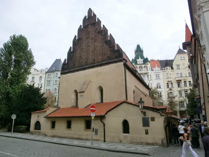 Prague: Jewish Quarter and Museum Guided Tour - Pinkas Synagogue, then the Old Jewish Cemetery: memory you can walk into