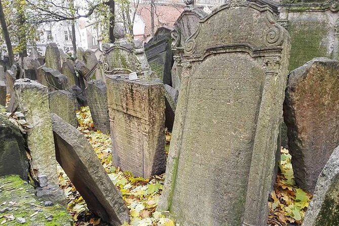 Prague Jewish Quarter Private tour - 3hours - Old Jewish Cemetery: where the story becomes personal