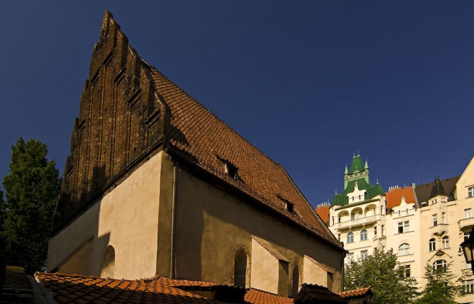 Prague Jewish Quarter Tour in French with Monuments Entrance - Old Jewish Cemetery: why this stop lands emotionally