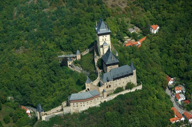 Prague: Karlštejn Castle Guided Tour with Entry Ticket - The hill climb and why your shoes decide whether you enjoy the day