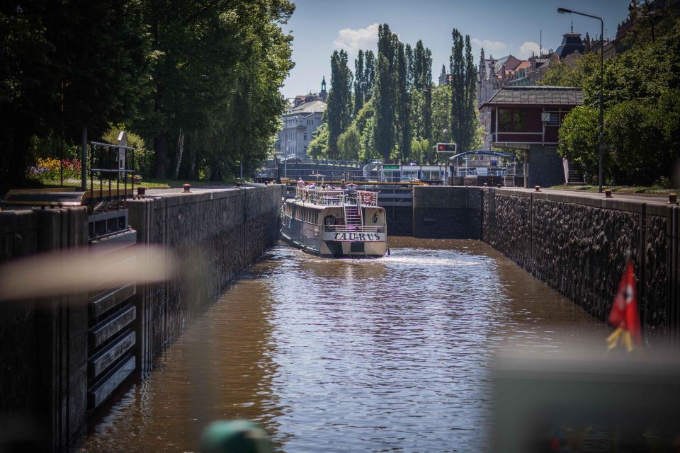 Prague: Lunch Cruise on Vltava River with open Buffet - Who this cruise suits best