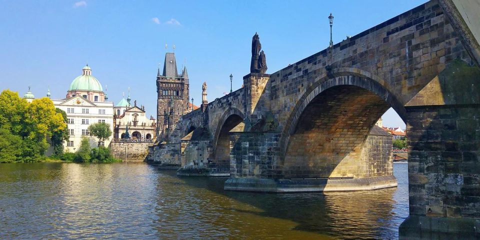 Prague: Lunch Cruise on Vltava River with open Buffet - Timing on the water: eating while you watch