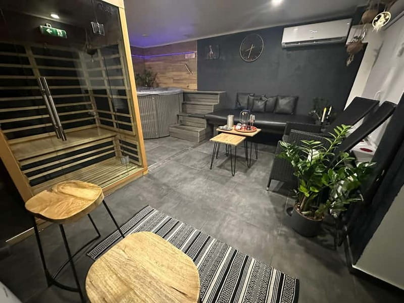 Prague: Modern Private Spa with Jacuzzi and Sauna - A Modern Private Spa Moment in Prague 6
