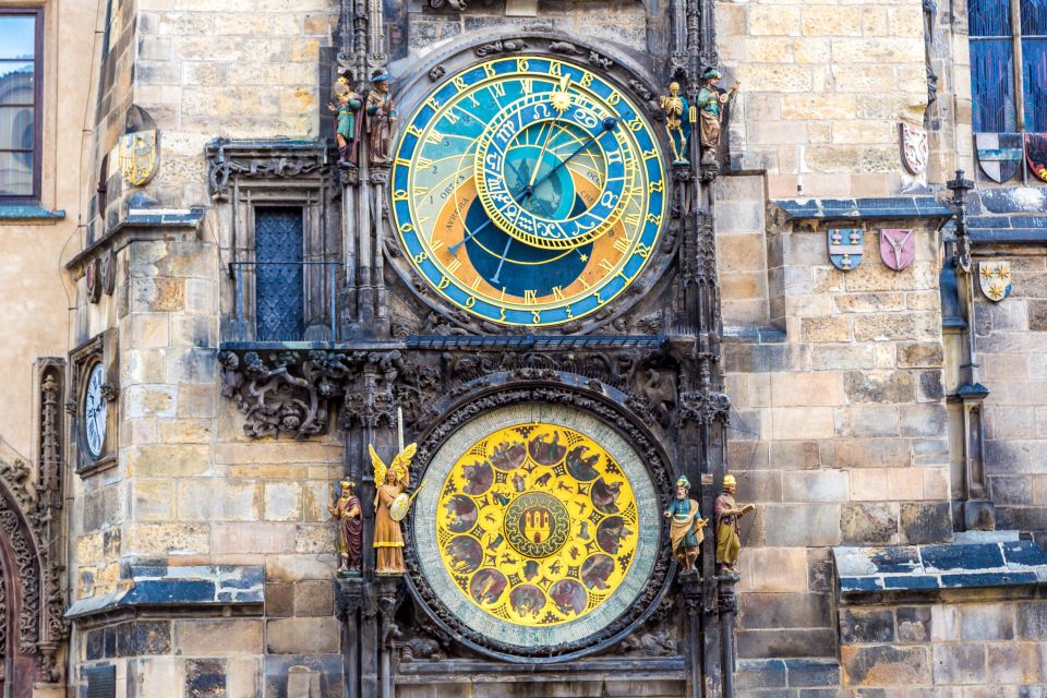 Prague: Old Town and Jewish Quarter Tour with Jewish Museum - Meeting your guide near Charles Bridge (and finding the orange umbrella)