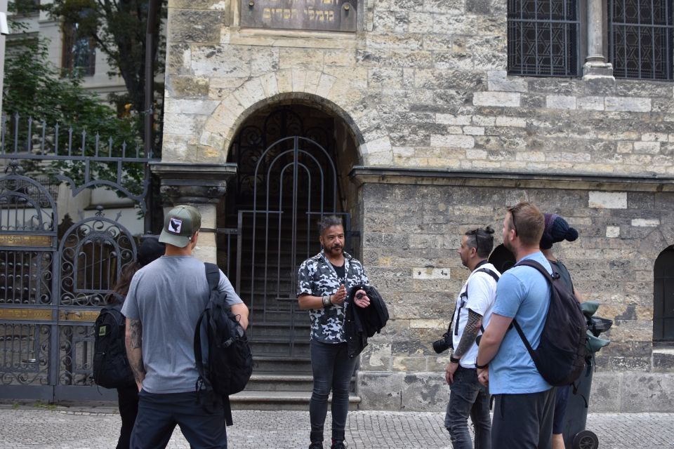 Prague: Old Town, Prague Castle & River Cruise Day Tour - How the two-guide setup can improve the day
