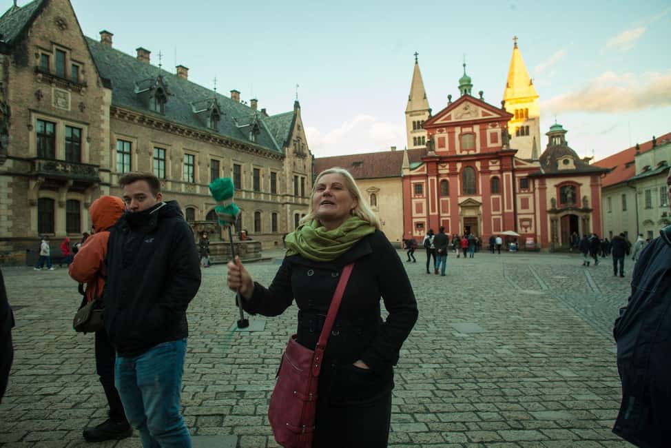 Prague: Prague Castle & Charles Bridge – guided tour in German - Price and value: why $19 can make sense here