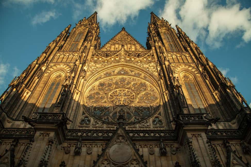 Prague: Prague Castle & Charles Bridge – guided tour in German - Who this tour fits best (and who should skip it)