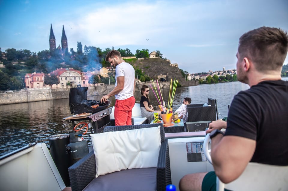 Prague: Private River Cruise with Unlimited Beer or Prosecco - The 3-hour rhythm: how the sightseeing works on the water