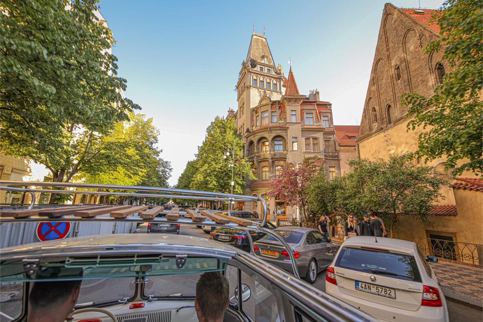 Prague: Private Sightseeing Tour in original VW Samba bus - Live guide language and what that means for your time