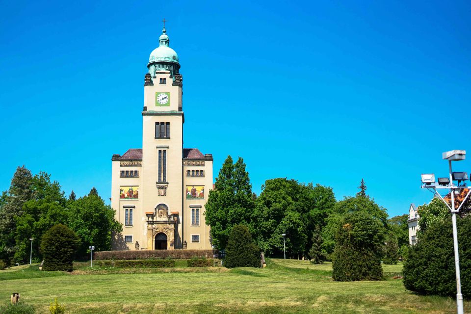 Prague: Psychiatric Hospital and Abandoned Cemetery Tour - The Rosenham experiment: when diagnosis becomes a test of bias