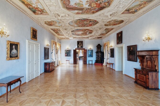 Prague Super Saver: Lobkowicz Palace Concert plus Lobkowicz Palace Museum Entrance Ticket - Finding the Palace Entrance Inside the Castle (Without Losing Time)