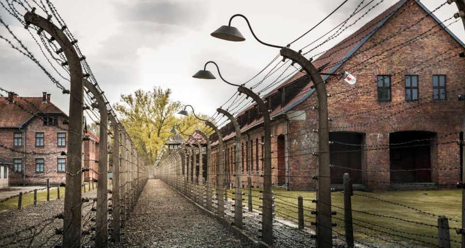 Prague: Tour to Auschwitz Birkenau - Timing, Lunch Break, and How to Pace a 15-Hour Day